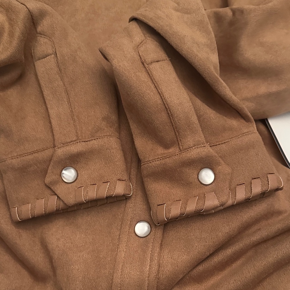Bagatelle Faux Suede Shacket Jacket, New with Tags and comfy on. Size : M - Picture 8 of 10